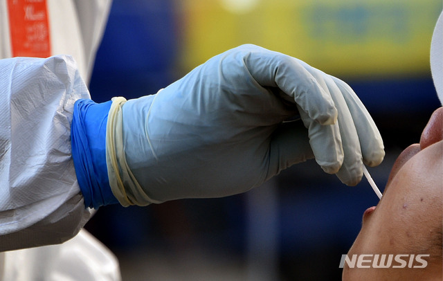 [대구=뉴시스] 이무열 기자 = 대구지역 신종 코로나바이러스 감염증(코로나19) 확진자가 25명으로 집계된 20일 오후 대구 수성구 보건소 코로나19 선별진료소에서 의료진이 검체 채취를 하고 있다. 2020.12.20. lmy@newsis.com