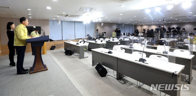 [서울=뉴시스] 박주성 기자 = 박능후 중앙재난안전대책본부 1차장(보건복지부 장관)이 20일 오후 서울 종로구 정부서울청사 브리핑룸에서 코로나19 대응 정례브리핑을 하고 있다. 2020.12.20. park7691@newsis.com