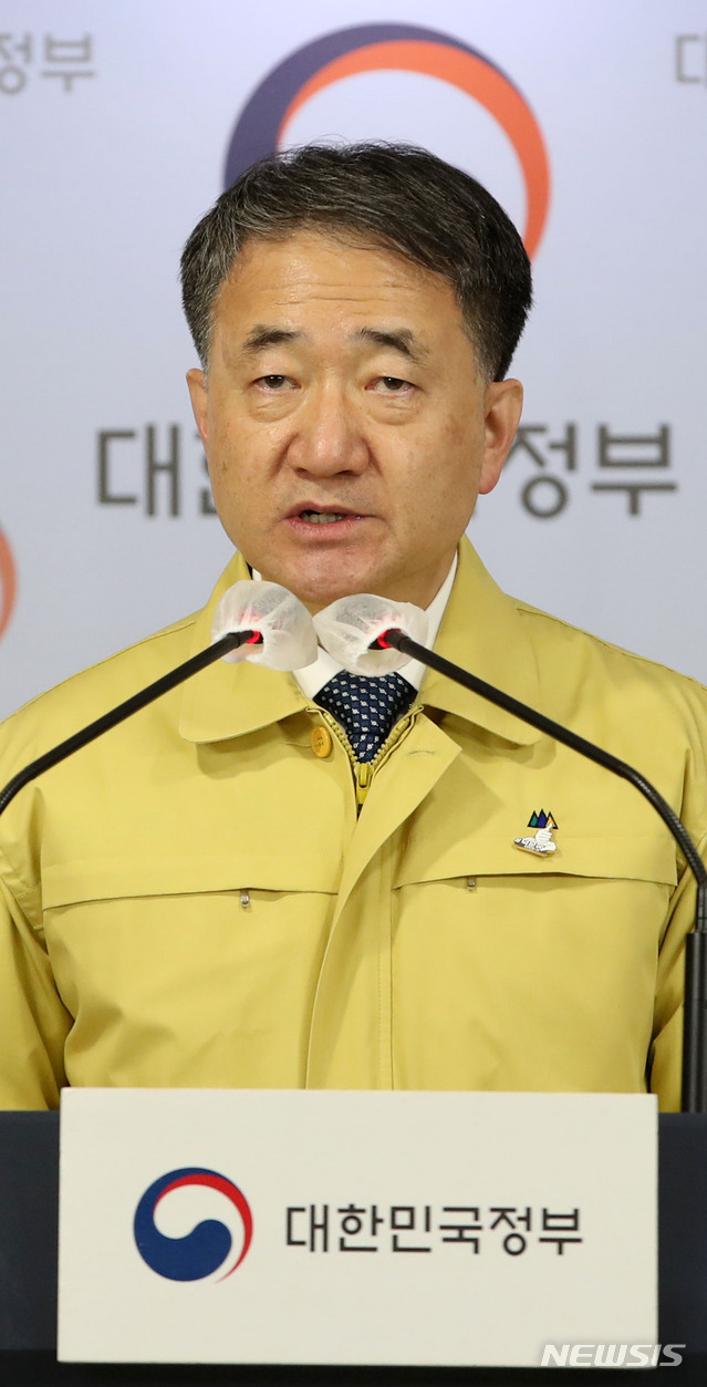 [서울=뉴시스] 박주성 기자 = 박능후 중앙재난안전대책본부 1차장(보건복지부 장관)이 20일 오후 서울 종로구 정부서울청사 브리핑룸에서 코로나19 대응 정례브리핑을 하고 있다. 2020.12.20. park7691@newsis.com