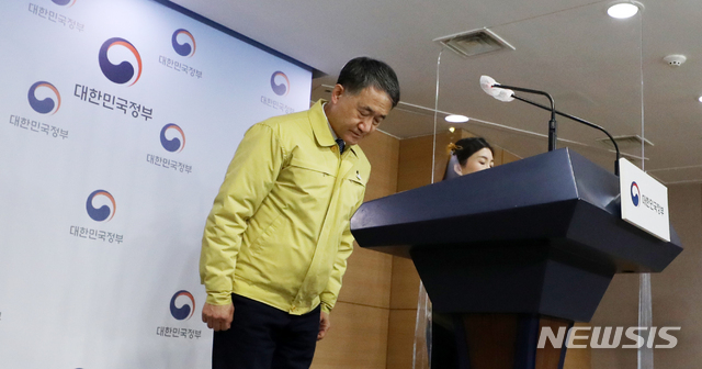 [서울=뉴시스] 박주성 기자 = 박능후 중앙재난안전대책본부 1차장(보건복지부 장관)이 20일 오후 서울 종로구 정부서울청사 브리핑룸에서 코로나19 대응 정례브리핑 전 인사를 하고 있다. 2020.12.20. park7691@newsis.com