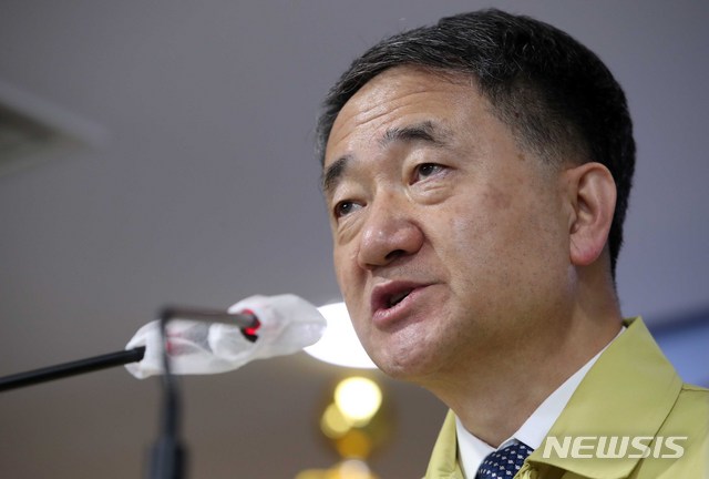 [서울=뉴시스] 박주성 기자 = 박능후 중앙재난안전대책본부 1차장(보건복지부 장관)이 20일 오후 서울 종로구 정부서울청사 브리핑룸에서 코로나19 대응 정례브리핑을 하고 있다. 2020.12.20. park7691@newsis.com