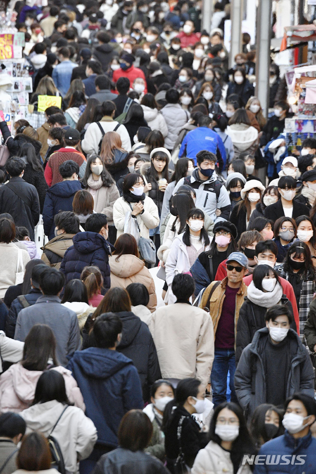 [도쿄=AP/뉴시스] 지난 20일 일본 수도 도쿄의 하라주쿠 거리가 마스크를 착용한 시민들로 북적이고 있다. 2020.12.22.