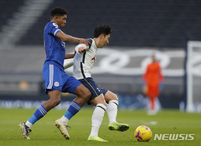 [런던=AP/뉴시스] 손흥민이 레스터시티 수비수 웨슬리 포파나와 경합을 하고 있다. 2020.12.20. 