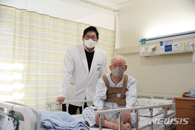 [서울=뉴시스] 중앙대학교병원(병원장 이한준) 암센터 박병준(왼쪽) 흉부외과 교수팀은 지난 15일 김영원(오른쪽·1920년 출생) 할아버지의 폐암 절제수술을 성공적으로 무사히 마쳤다고 21일 밝혔다. (사진 : 중앙대병원 제공) 2020.12.21