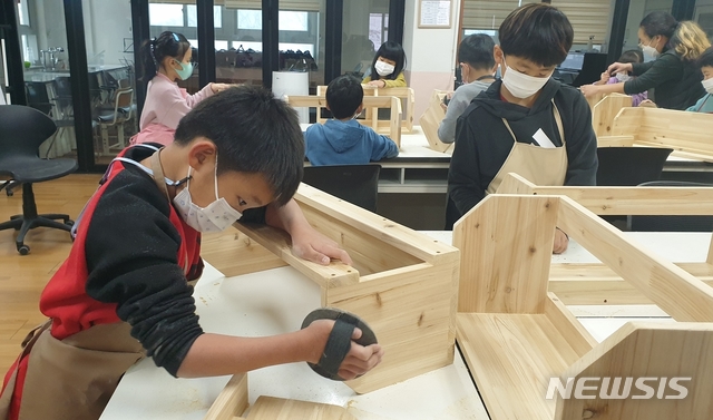 [괴산=뉴시스]백봉초등학교 목공예 체험활동. (사진=괴산증평교육지원청 제공) photo@newsis.com 