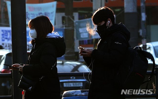 [서울=뉴시스] 박주성 기자 = 서울 구로구 구로디지털단지역사거리에서 시민들이 추위 속 출근길 발걸음을 재촉하고 있다. 2020.12.21. park7691@newsis.com 이 사진은 기사 내용과 직접적 관련 없음