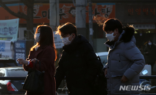 [서울=뉴시스] 박주성 기자 = 중부내륙을 중심으로 오전까지 강추위가 이어진다고 기상청이 예보한 가운데 지난 21일 오전 서울 구로구 구로디지털단지역사거리에서 시민들이 추위 속 출근길 발걸음을 재촉하고 있다. 2020.12.21. park7691@newsis.com