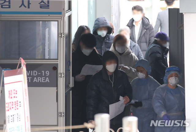 [제주=뉴시스]우장호 기자 = 제주 지역 코로나19 확진세가 이어진 21일 오전 제주대학교 병원 선별진료소에서 검체 채취가 이뤄지고 있다. 국가지정 입원치료병상인 제주대병원에서는 환자 2명이 코로나19 확진 판정을 받아 제주에서는 처음으로 코호트 격리에 들어갔다. 2020.12.21. woo1223@newsis.com