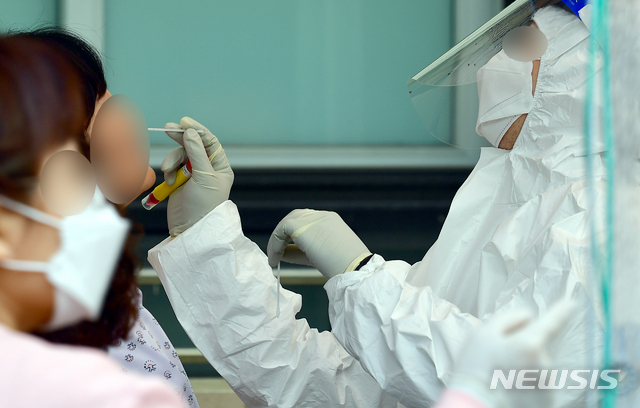 [광주=뉴시스] 류형근 기자 = 21일 오전 광주 남구 광주기독병원 서5병동에서 신종 코로나바이러스 감염증(코로나19) 확진자가 발생해 의료진 등 종사자 전수검사가 실시되고 있다. 2020.12.21.&nbsp; hgryu77@newsis.com
