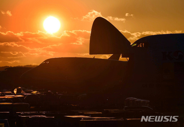 [인천공항=뉴시스] 배훈식 기자 = 지난해 12월16일 오후 대한항공 화물기들이 인천공항 화물터미널에서 수출입 화물 선적과 하선을 위해 대기하고 있다. (공동취재사진) 2021.01.04. photo@newsis.com