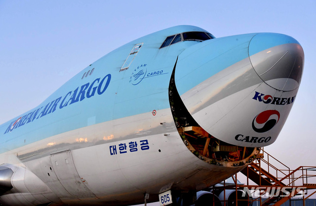 [인천공항=뉴시스] 배훈식 기자 = 25일 산업연구원은 국내 제조업 업황이 점차 개선될 것이라는 전망을 담은 '산업 경기 전문가 서베이 조사 결과'를 발표했다. 사진은 지난달 16일 오후 대한항공 화물기들이 인천공항 화물터미널에서 수출입 화물 선적과 하선을 위해 대기하는 모습. (사진=뉴시스DB) 2020.12.28. photo@newsis.com