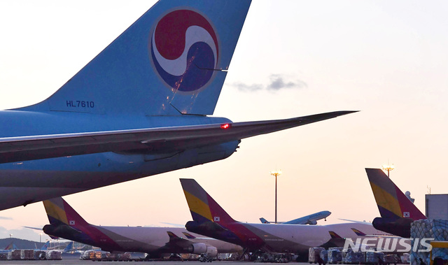 [인천공항=뉴시스] 배훈식 기자 = 2020년 12월 16일 오후 대한항공과 아시아나 화물기들이 인천공항 화물터미널에서 수출입 화물 선적과 하선을 위해 대기하고 있다.  (공동취재사진) 2020.12.28. photo@newsis.com