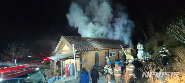 [인천=뉴시스] 김동영 기자 = 지난 21일 오후 6시 40분께 인천시 강화군 양도면 한 주택 보일러실에서 불이나 3시간18분만에 진화됐다. 2020.12.22. (사진=인천소방본부 제공)