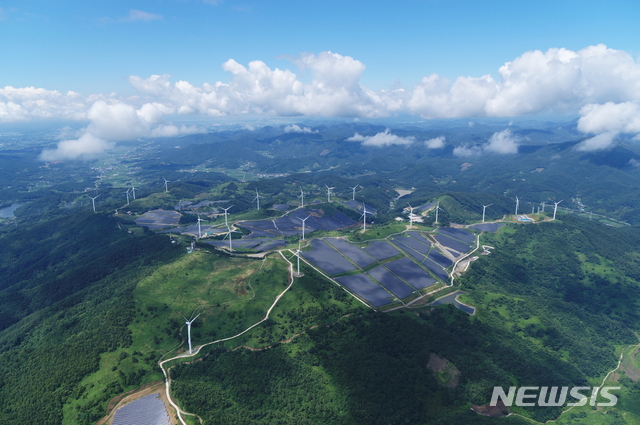 [서울=뉴시스] 올해 7월 LS 일렉트릭이 구축한 국내 최대 94MW급 영암태양광발전소 전경 (제공=LS)