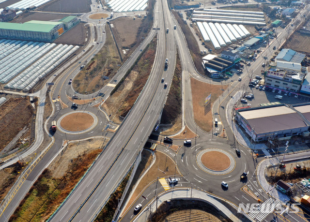 밀양 수산 쌍구형 시동 회전교차로 개통.