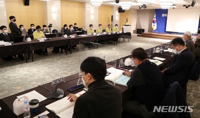 [홍성=뉴시스] 충남도, 양극화 문제 해소방안을 마련하기 위한 정책 토론회 모습. 