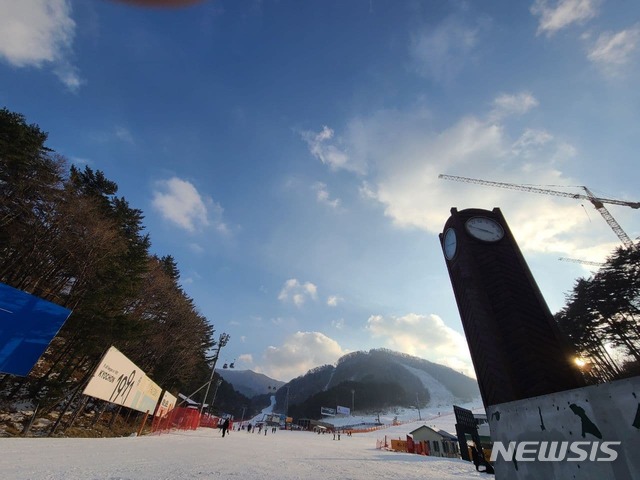 [평창=뉴시스]김유나 기자 = 중앙재난안전대책본부의 연말연시 코로나19 방역 강화 특별대책 추진방안에 따라 셧다운을 이틀 앞둔 22일 오후 강원 평창군 용평리조트 스키장이 썰렁한 모습이다. 2020.12.22. una@newsis.com&nbsp; 