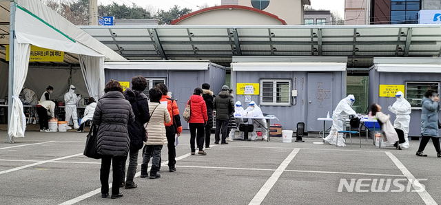 [여수=뉴시스]김석훈 기자 = 22일 전남 여수시보건소 옆 주차장에 마련된 '코로나19'선별진료소에서 시민들이 검사를 받기 위해 줄을 서 있다. 2022=2020.12.22. kim@newsis.com