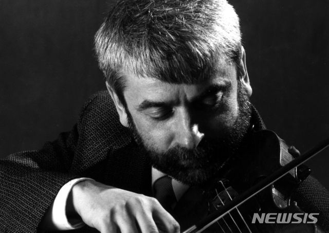 [대구=뉴시스]이은혜 기자 = 브라티슬라비아 체임버 오케스트라 온라인 영상 콘서트 '시대를 초월한 폴란드 음악' 지휘와 바이올린 연주를 맡은 얀 스타니엔다(Jan Stanienda). 2020.12.22. (사진=대구문화재단 제공) photo@newsis.com