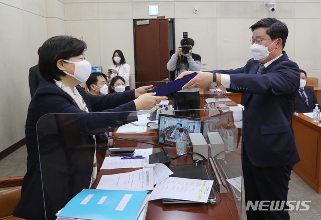 [서울=뉴시스] 김진아 기자 = 전해철 행정안전부 장관 후보자가 22일 서울 여의도 국회에서 열린 행정안전위원회의 인사청문회에서 선서문을 서영교 위원장에게 제출하고 있다. (공동취재사진) 2020.12.22. photo@newsis.com