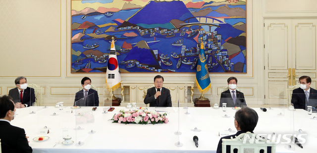 [서울=뉴시스]추상철 기자 =문재인 대통령이 22일 오전 청와대 본관에서 열린 '5부요인 초청 간담회'에 참석해 발언하고 있다. 2020.12.22. scchoo@newsis.com