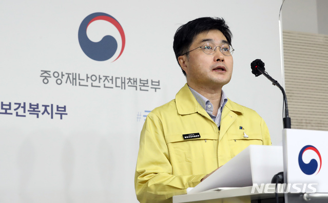 [세종=뉴시스]강종민 기자 = 윤태호 보건복지부 신종코로나바이러스 감염증 중앙사고수습본부 방역총괄반장이 22일 오전 정부세종청사에서 연말연시 특별방역 대책을 발표하고 있다. 2020.12.22.&nbsp; ppkjm@newsis.com 