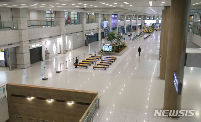 [인천공항=뉴시스]배훈식 기자 = 유럽 각국이 신종 코로나바이러스 감염증(코로나19) 변종이 퍼지고 있는 영국발 항공편 운항 중단에 들어간 22일 오전 인천국제공항 제1터미널 도착층이 한산한 모습을 보이고 있다. 2020.12.22. dahora83@newsis.com