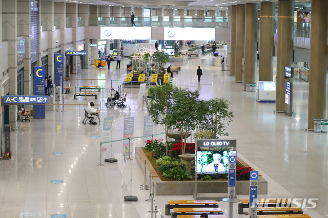 [인천공항=뉴시스]배훈식 기자 = 유럽 각국이 신종 코로나바이러스 감염증(코로나19) 변종이 퍼지고 있는 영국발 항공편 운항 중단에 들어간 22일 오전 인천국제공항 제1터미널 도착층이 한산한 모습을 보이고 있다. 2020.12.22. dahora83@newsis.com