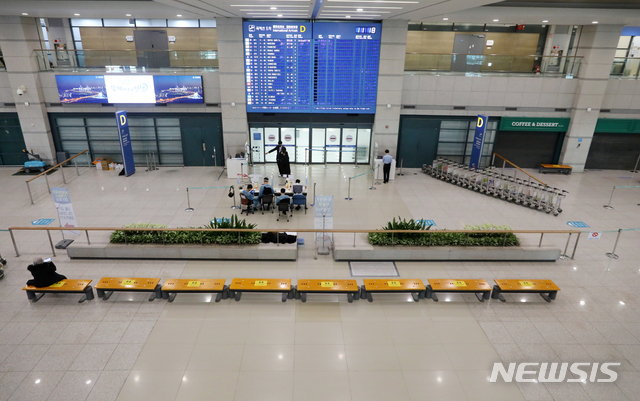 [인천공항=뉴시스]배훈식 기자 = 유럽 각국이 신종 코로나바이러스 감염증(코로나19) 변종이 퍼지고 있는 영국발 항공편 운항 중단에 들어간 22일 오전 인천국제공항 제1터미널 도착층이 한산한 모습을 보이고 있다. 2020.12.22. dahora83@newsis.com