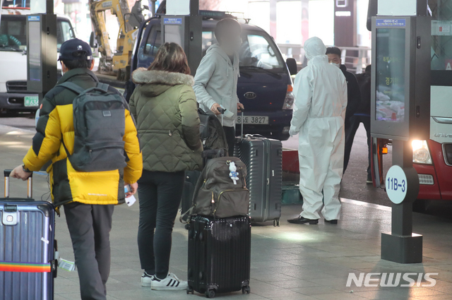 [인천공항=뉴시스]배훈식 기자 = 수도권 5인 이상 집합금지를 하루 앞둔 22일 오후 인천국제공항 제1터미널 입국장에서 해외 입국자들이 버스를 기다리고 있다. 2020.12.22. dahora83@newsis.com