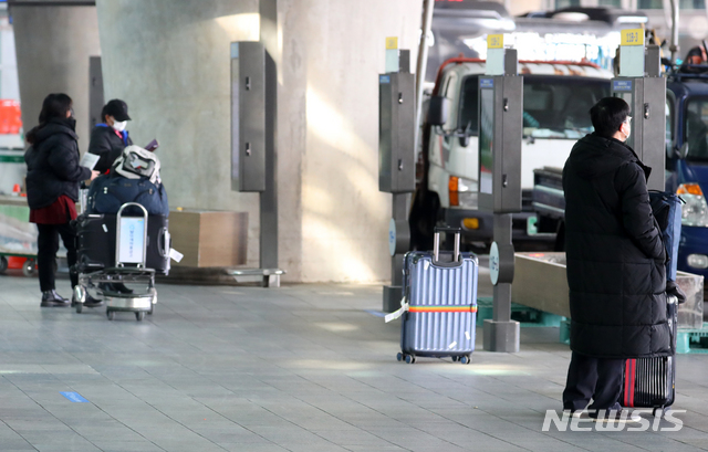 [인천공항=뉴시스]배훈식 기자 =사진은 지난 2020년 12월22일 오후 인천국제공항 제1터미널 입국장에서 해외 입국자들이 버스를 기다리는 모습. 2021.03.22. dahora83@newsis.com