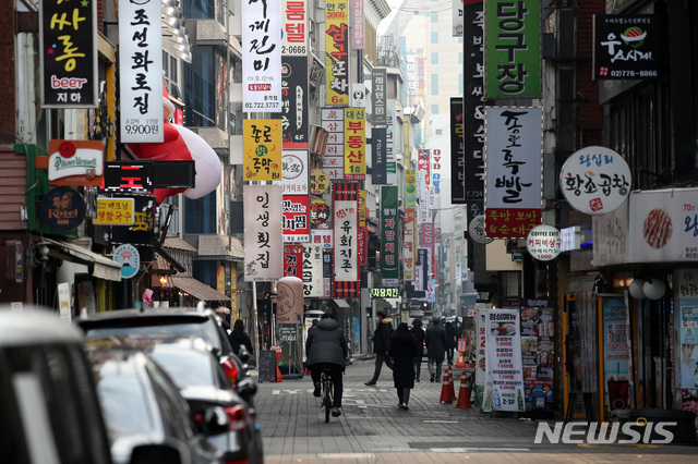 [서울=뉴시스]김선웅 기자 = 서울시가 경기도, 인천시와 함께 23일 0시부터 내년 1월3일까지 5인 이상 실내외 사적모임 금지 행정명령을 발동해 시행을 하루 앞둔 22일 서울 종로 거리 일대 식당가가 한산한 모습이다. 2020.12.22. mangusta@newsis.com