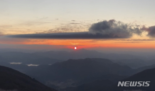[광주=뉴시스] 무등산 새해 첫 일출. (사진=무등산국립공원관리사무소 제공) 2020.12.22. photo@newsis.com