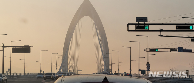 [세종=뉴시스] 지난 2020년 12월22일 세종시 관문 한두리교 너머로 미세먼지로 인해 뿌옇게 보이고 있다. (사진=독자 제공) 2020.12.22. photo@newsis.com