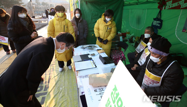 [서울=뉴시스] 전진환 기자 = 변창흠 국토교통부 장관 후보자가 22일 오후 서울 여의도 국회 본청 앞에서 중대재해기업처벌법 제정을 촉구하며 단식 농성을 12일째하고 있는 정의당 단식농성장을 찾아 이상진 민주노총 부위원장, 고 김용균씨 모친 김미숙 김용균재단 이사장, 고 이한빛 PD 부친 이용관에게 사과를 하고 있다. (공동취재사진) 2020.12.22. photo@newsis.com