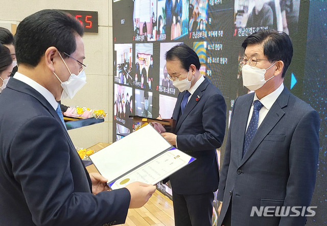 [무안=뉴시스]= 22일 전남도가 주관하는 '2020년 일자리·투자유치 한마당'에서 김영록 전남지사가 강인규 나주시장(오른쪽)에게 최우수상 표창을 수여하고 있다. (사진=전남도 제공) 2020.12.22. photo@newsis.com