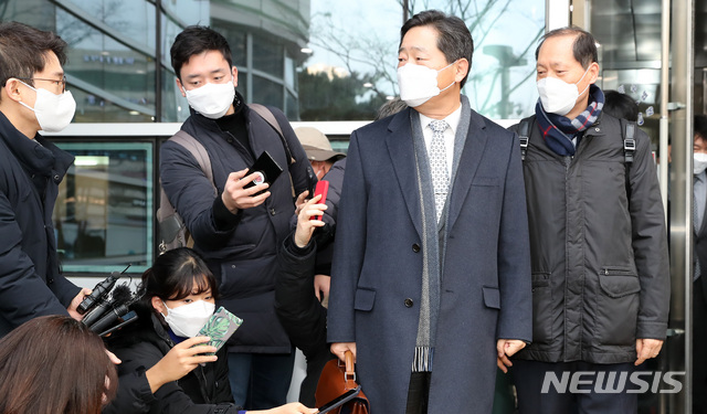 [서울=뉴시스] 이영환 기자 = 윤석열 검찰총장측 법률대리인 이석웅 변호사가 22일 오후 서울 서초구 서울행정법원에서 열린 윤석열 검찰총장 정직 2개월 처분에 대한 집행정지 심문기일을 마친 후 취재진의 질문에 답하고 있다. 오른쪽은 이완규 변호사. 2020.12.22. 20hwan@newsis.com