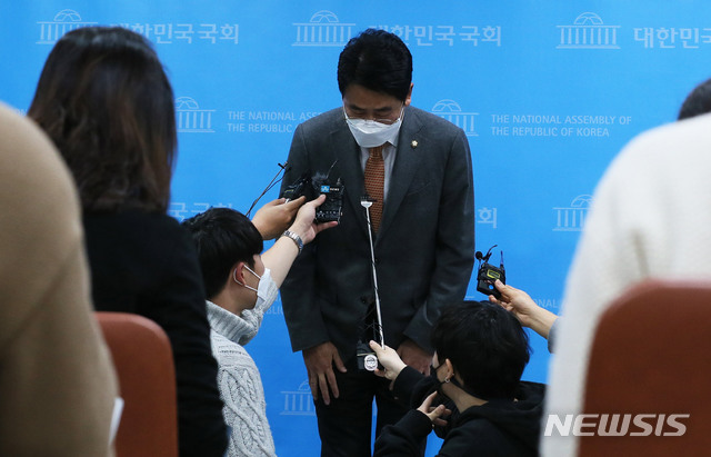 [서울=뉴시스] 김진아 기자 = 부산 중견건설사 회장인 부친의 ‘일감 몰아주기’ 등 편법 증여로 거액의 재산을 형성했다는 의혹이 제기된 국민의힘 전봉민 의원이 22일 서울 여의도 국회 소통관에서 탈당 기자회견 후 취재진 질문을 받으며 고개숙여 인사하고 있다. (공동취재사진) 2020.12.22. photo@newsis.com