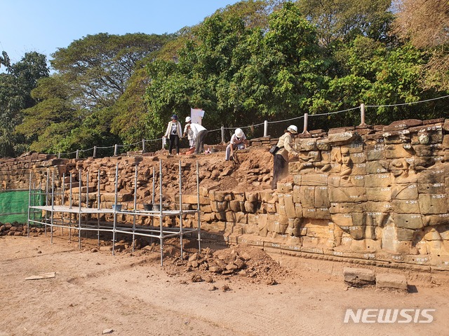 [서울=뉴시스]문화유산 ODA 캄보디아 2차 사업 코끼리테라스 해체조사 현장(사진=한국문화재재단 제공)2020.12.23 photo@newsis.com 