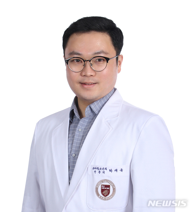 [서울=뉴시스] 고려대학교 안암병원 소아청소년과 하재욱 교수. (사진=고대안암병원 제공). 2020.12.23