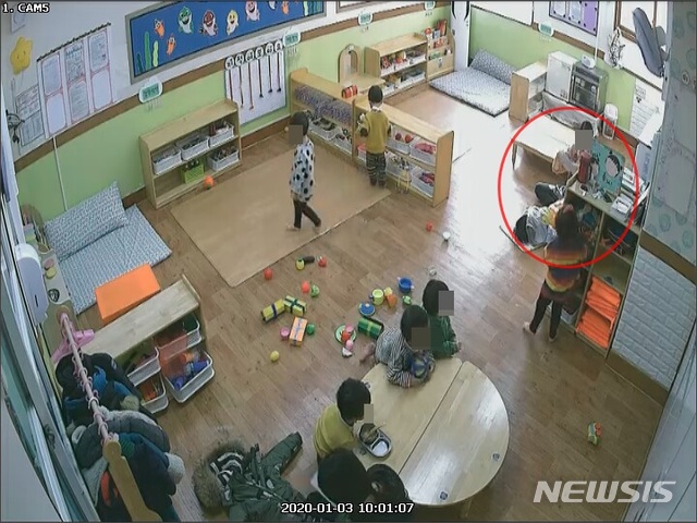 [울산=뉴시스] 구미현 기자 = 울산 중구의 한 국공립어린이집에서 발생한 아동학대 사건과 관련해 피해 아동 부모가 23일 CCTV 영상을 확보해 언론에 공개했다. 가해자로 지목된 해당 어린이집 교사가 아동의 바지를 벗겨 얼굴 위로 던져둔 채 기저귀를 가는 모습이 CCTV에 포착됐다. (해당 어린이집 CCTV 영상 캡처, 피해 아동 부모 제공) 2020.12.23.photo@newsis.com 