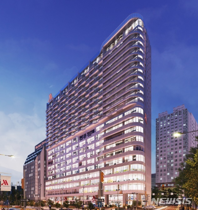 [대구=뉴시스]글로벌 호텔 체인이 직접 운영하는 대구의 첫 번째 5성급 호텔인 대구 메리어트 호텔. 동구 신천동 옛 제이스 호텔 부지에 새롭게 세워졌다.(사진=대구 메리어트호텔 제공) 2020.12.23. photo@newsis.com