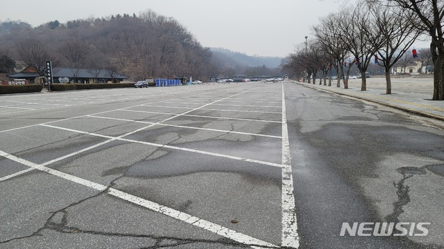 [용인=뉴시스] 박종대 기자 = 23일 오후 경기 용인시에 소재한 한국민속촌 주차장. 2020.12.23. pjd@newsis.com