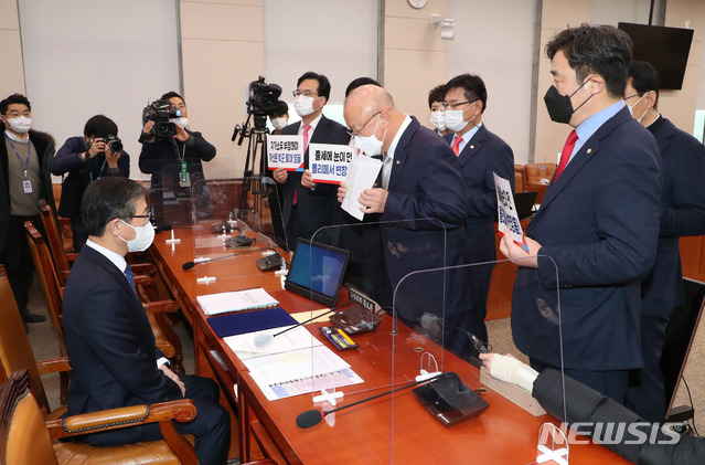 [서울=뉴시스] 김진아 기자 = 변창흠 국토교통부 장관 후보자가 23일 오전 서울 여의도 국회에서 인사청문회에 출석해 피켓을 든 국민의힘 의원들의 항의를 받고 있다. (공동취재사진) 2020.12.23. photo@newsis.com