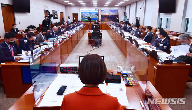 [서울=뉴시스] 김진아 기자 = 변창흠 국토교통부 장관 후보자가 23일 서울 여의도 국회에서 열린 국토교통위원회의 인사청문회에 출석해 있다. (공동취재사진) 2020.12.23. photo@newsis.com