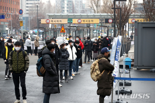 [서울=뉴시스]김선웅 기자 = 1092명의 신규 코로나19 확진자가 발생한 23일 서울 서초구 고속버스터미널 앞에 설치된 서초구 임시선별검사소에서 시민들이 검사를 받기 위해 줄을 서고 있다. 2020.12.23. mangusta@newsis.com