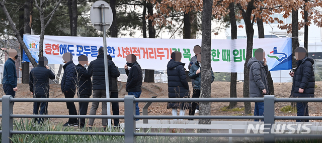 [수원=뉴시스] 김종택기자 = 신종 코로나바이러스 감염증(코로나19) 확산 방지를 위해 수도권에서 5명 이상의 모든 사적 모임을 금지하는 특별방역 조치가 시행된 23일 경기도 수원시 한 기업체 직원들이 사회적 거리두기를 지키지 않은 채 흡연을 하고 있다. 2020.12.23. jtk@newsis.com