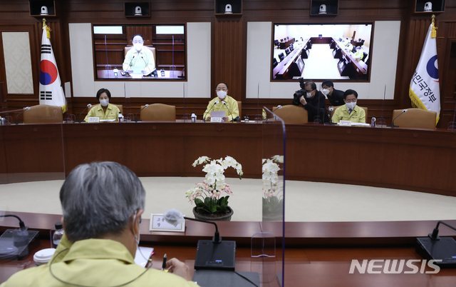 [서울=뉴시스]김명원 기자 = 홍남기 경제부총리 겸 기획재정부 장관이 23일 오전 서울 종로구 정부서울청사에서 열린 제23차 비상경제 중앙대책본부 회의 겸 제7차 한국판 뉴딜 관계장관회의를 주재하고 있다.  (공동취재사진) 2020.12.23. photo@newsis.com