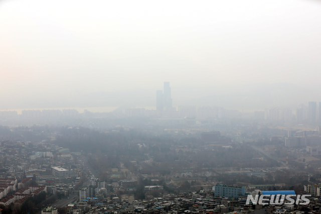 [서울=뉴시스] 이윤청 기자 = 전국 대부분 지역에서 초미세먼지 '나쁨' 수준을 보인 23일 오전 서울 중구 남산공원에서 본 서울 도심이 뿌옇다. 2020.12.23. radiohead@newsis.com