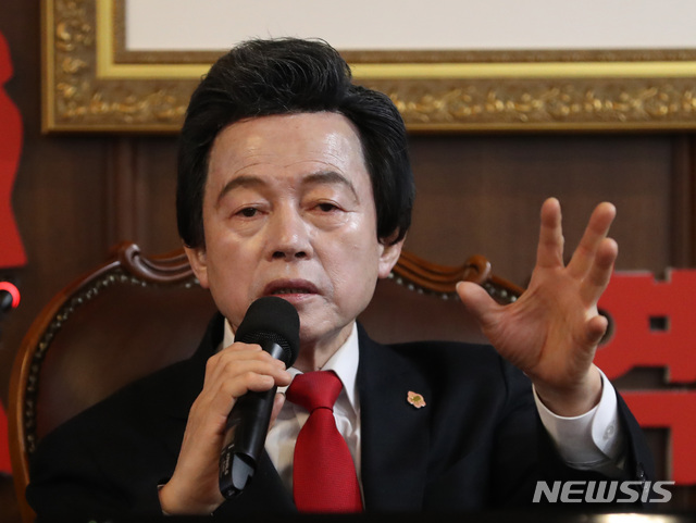 [서울=뉴시스] 전진환 기자 = 허경영 국가혁명당 대표가 23일 오전 서울 여의도 중앙당사에서 기자회견을 열고 서울시장 보궐선거 출마를 공식선언하고 있다. 2020.12.23. amin2@newsis.com
